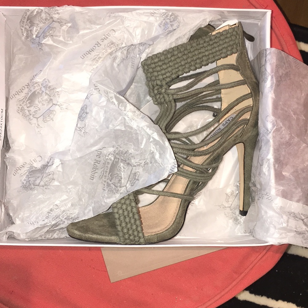 SOLD - Olive Cape Robbin heel Sandals